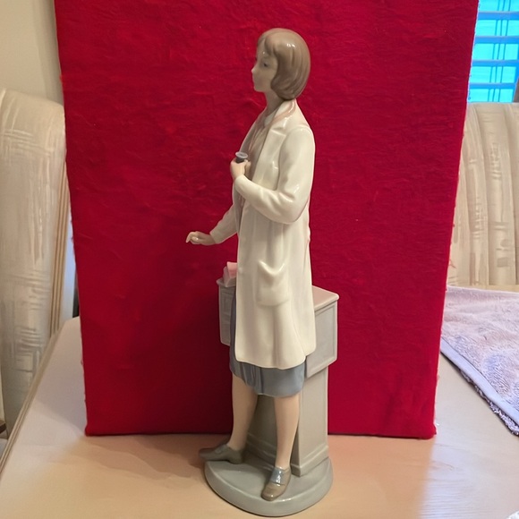 NAO by Lladro-Daisa-Large Female Doctor Porcelain Figurine-Approx:13 1/2” Tall - Picture 4 of 7